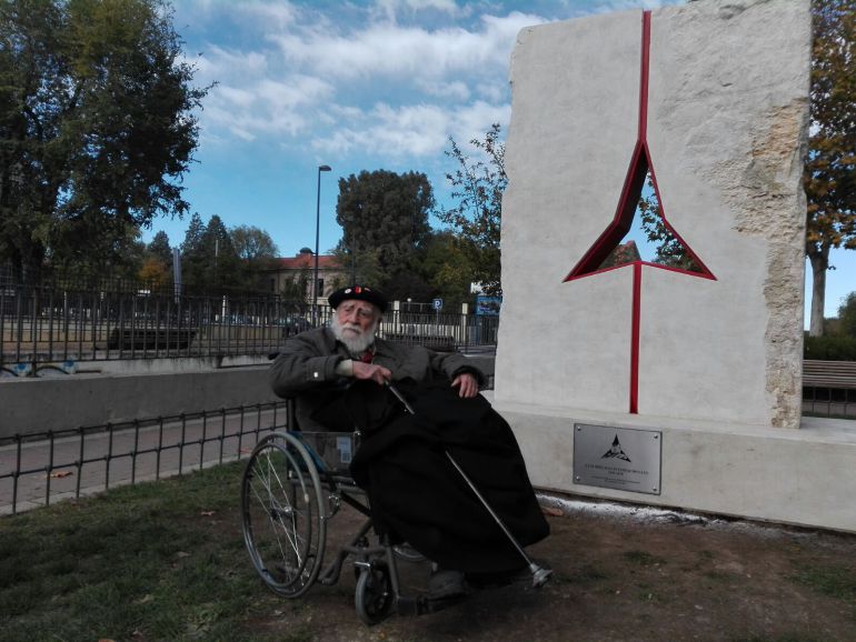 Virgilio Fernández del Real ante el Monumento de Vicalvaro a las Brigadas Internacionales, detrás puede adivinarse el Cuartel del Artillería de donde salío el Batallón Dombrowski, hacia Atocha en el cual se enroló, formando parte de la XI Brigada Internacional