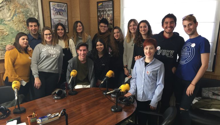 Alumnos de Periodismo de la UCLM, promotores del programa Radio Diferencia, en el estudio de SER Cuenca,