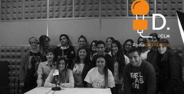 Equipo de Radio Diferencia en el estudio de la Facultad de Periodismo de Cuenca.