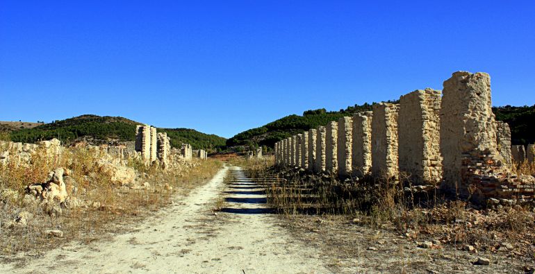 Ruinas del balneario de La Isabela en el embalse de Buendía.