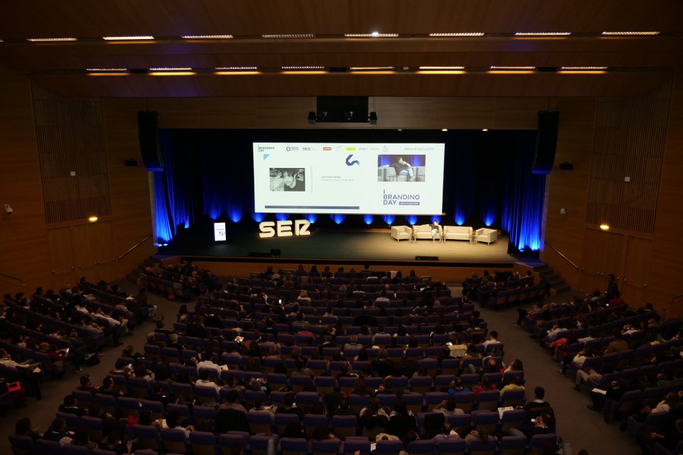 Vista general del escenario principal en el Palacio de Congresos de Valencia Vista general del escenario principal en el Palacio de Congresos de Valencia