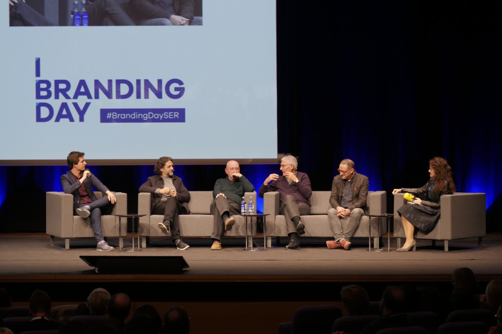 El periodista Vicent Molins junto a los diseñadores Ibán Ramón, Dani Nebot, Nacho Lavernia y Pepe Gimeno en una mesa sobre "El Valor del Diseño Valenciano", moderada por Elena Morales, directora del programa A Vivir Comunitat Valenciana El periodista Vicent Molins junto a los diseñadores Ibán Ramón, Dani Nebot, Nacho Lavernia y Pepe Gimeno en una mesa sobre "El Valor del Diseño Valenciano", moderada por Elena Morales, directora del programa A Vivir Comunitat Valenciana