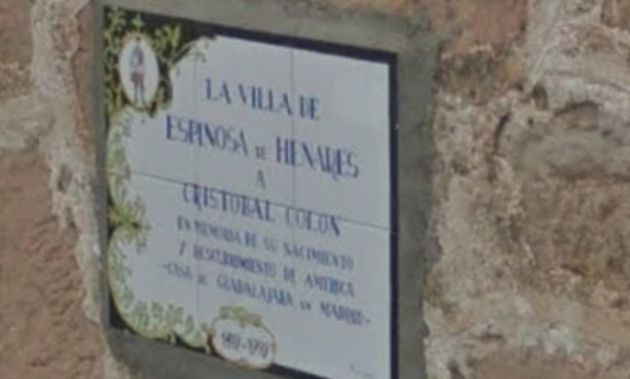 Placa homenaje a la figura de Cristóbal Colón en Espinosa de Henares (Guadalajara)