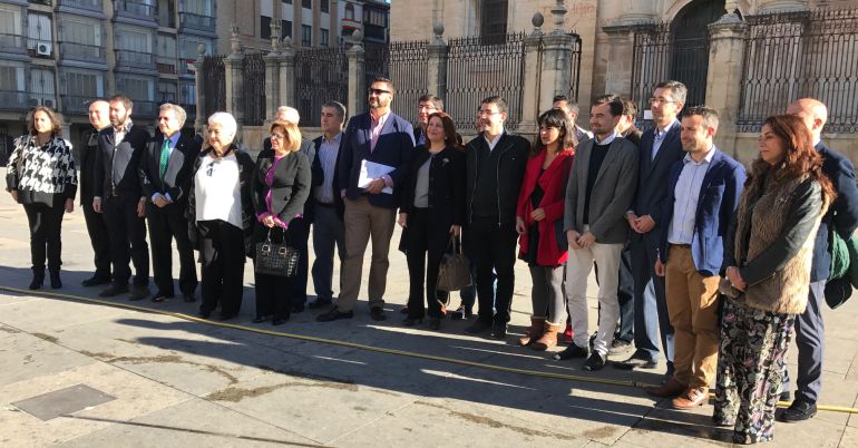 Portavoces políticos y miembros de 'Jaén merece más' posan en la catedral tras la reunión de este martes