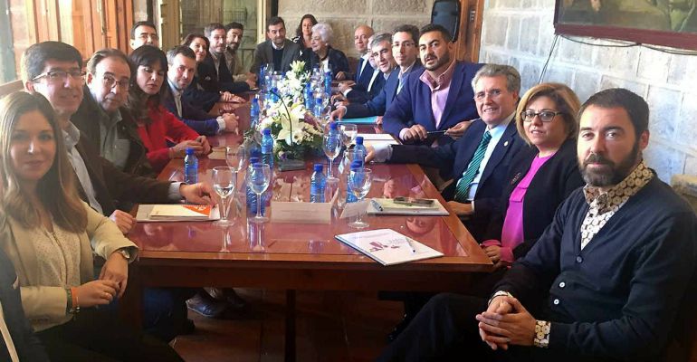 A la izquierda, líderes políticos andaluces junto a miembros de la plataforma  'Jaén merece más' (derecha) durante la reunión del pasado martes, 21 de noviembre.