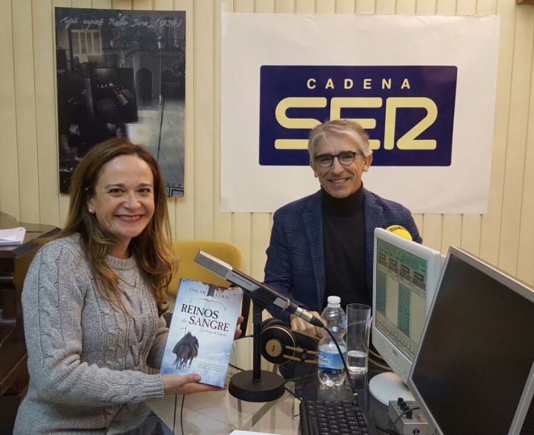 Óscar Eimil, con un ejemplar de su primera novela, en los estudios de Radio Jerez