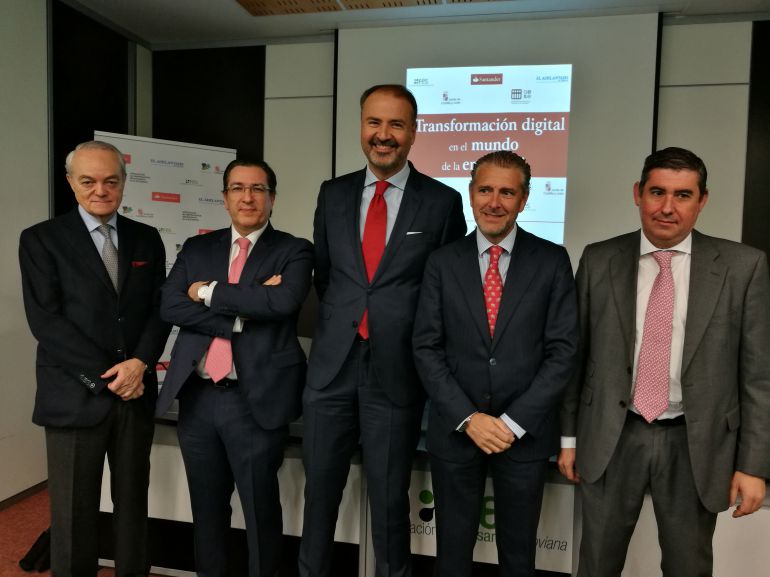 El presidente de Fes Andrés Ortega (2I) junto a varios de los ponentes de la jornada sobre la Transformación Digital en la empresas