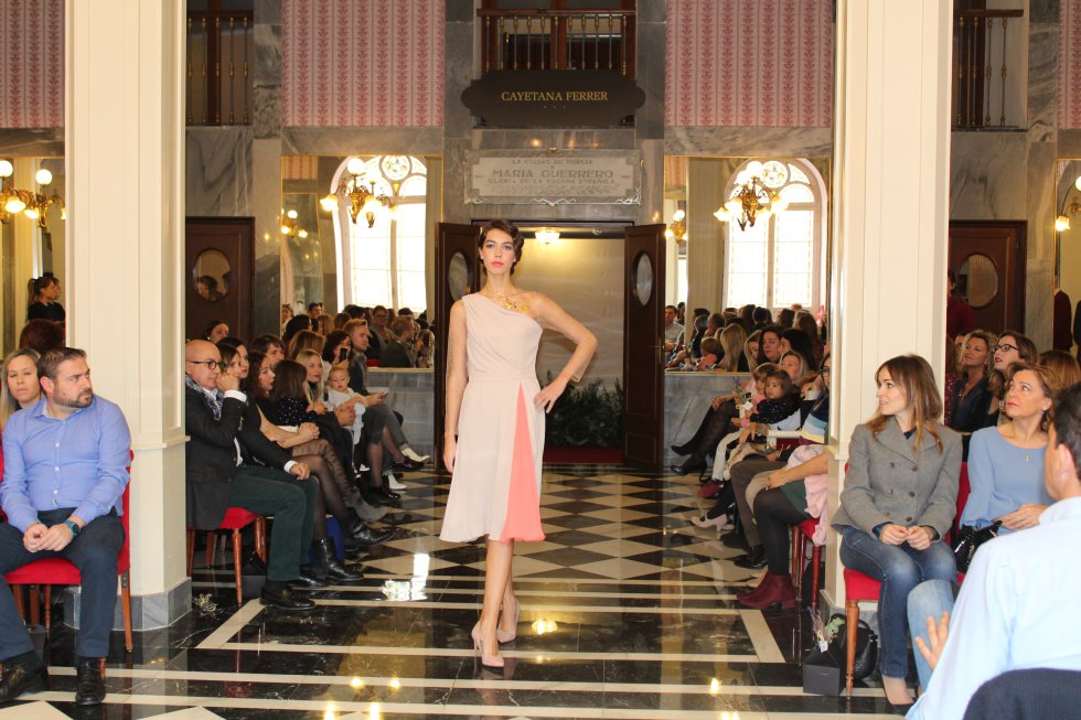Cayetana Ferrer muestra su colección más Parisina en el Romea Cayetana Ferrer muestra su colección más Parisina en el Romea