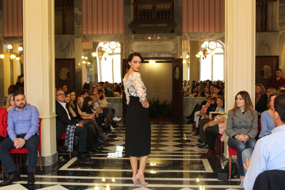 Cayetana Ferrer muestra su colección más Parisina en el Romea Cayetana Ferrer muestra su colección más Parisina en el Romea