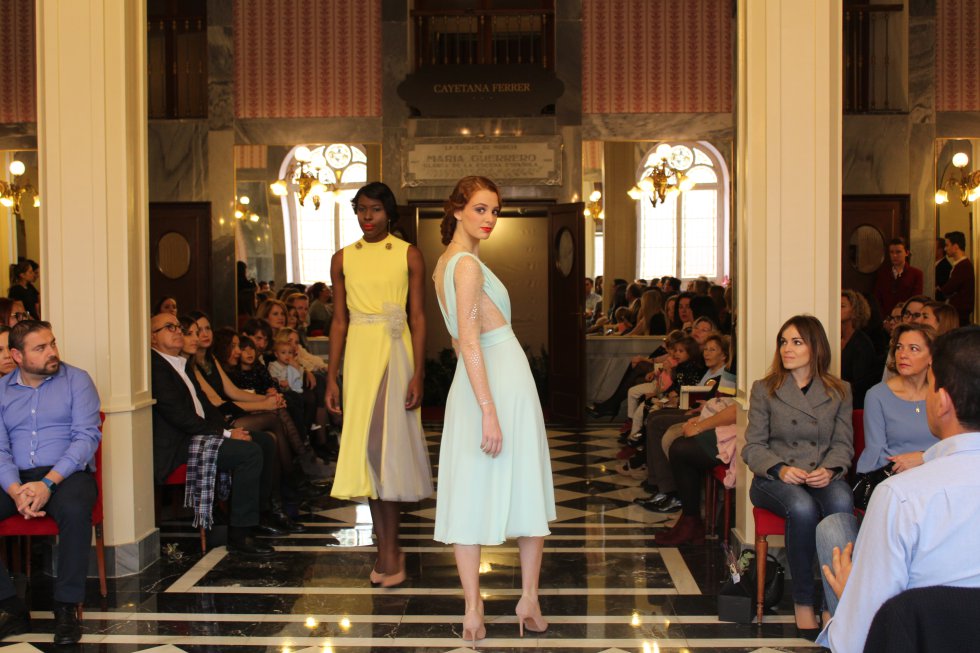 Cayetana Ferrer muestra su colección más Parisina en el Romea Cayetana Ferrer muestra su colección más Parisina en el Romea