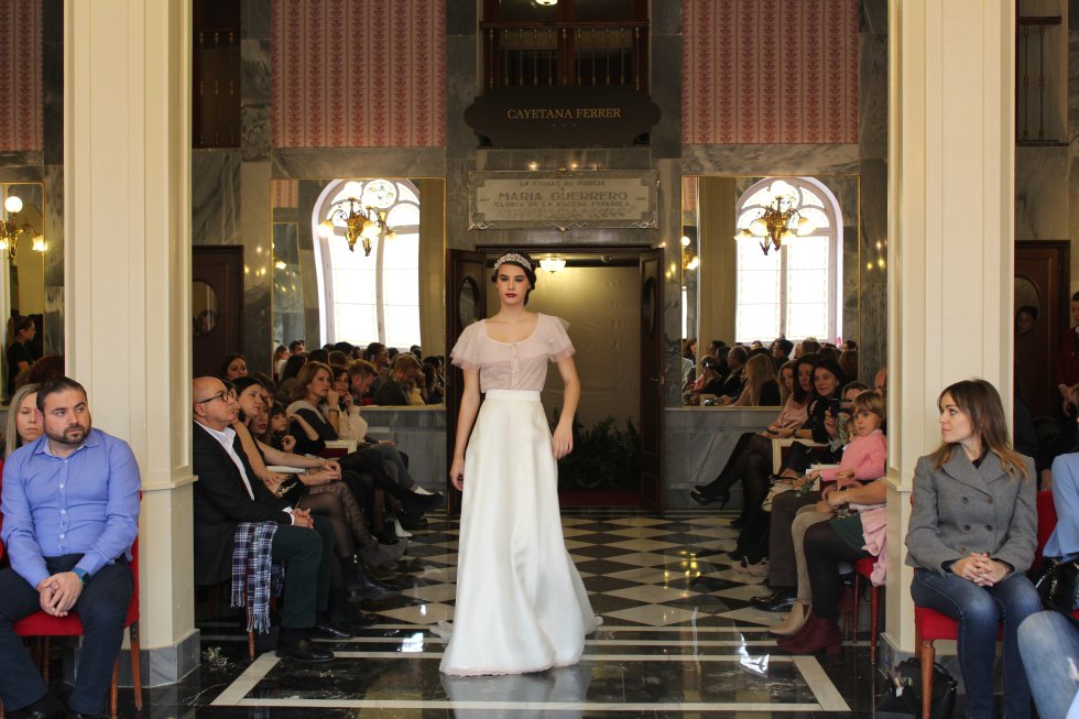 Cayetana Ferrer muestra su colección más Parisina en el Romea Cayetana Ferrer muestra su colección más Parisina en el Romea