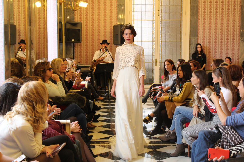 Cayetana Ferrer muestra su colección más Parisina en el Romea Cayetana Ferrer muestra su colección más Parisina en el Romea