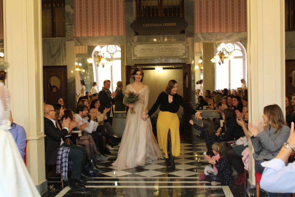 Cayetana Ferrer muestra su colección más Parisina en el Romea Cayetana Ferrer muestra su colección más Parisina en el Romea