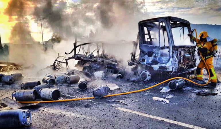 Un Incendio En Un Camion De Reparto De Butano Provoca La Explosion De Las Bombonas Radio Alicante Actualidad Cadena Ser