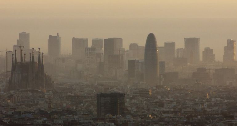 La capa de contaminación atmosférica, un grave problema de las principales ciudades del primer mundo, también de Barcelona 