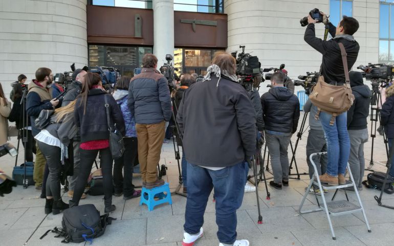 Decenas de periodistas a las puertas del Palacio de Justicia