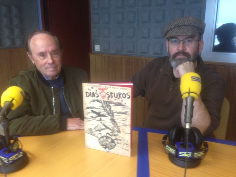 Juan Escandell y Lluís Ferrer, en los estudios de Radio Ibiza SER