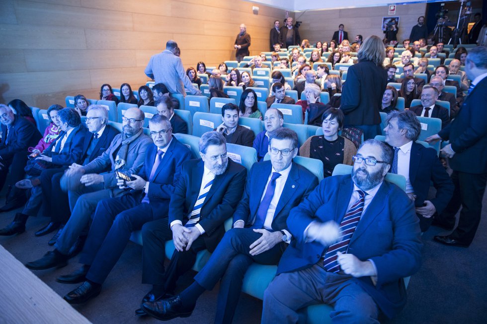 Primera fila con autoridades mientras los asistentes van ocupando sus butacas Primera fila con autoridades mientras los asistentes van ocupando sus butacas