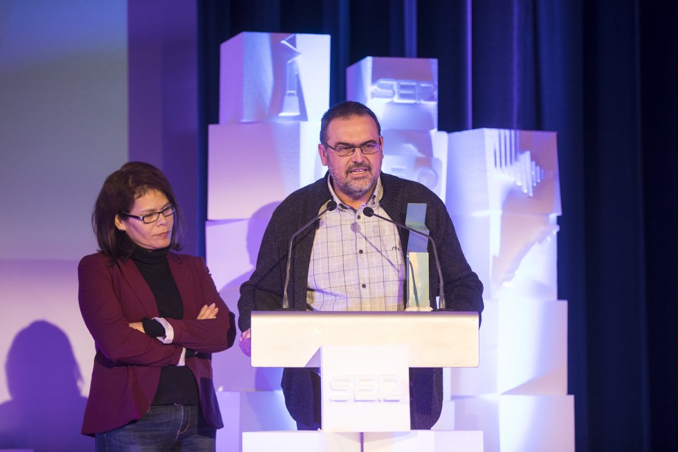 Miguel Fernández, del Foro Galega da Inmigración, en su discurso de agradecimiento, acompañado por Miriam Fernández. Miguel Fernández, del Foro Galega da Inmigración, en su discurso de agradecimiento, acompañado por Miriam Fernández.