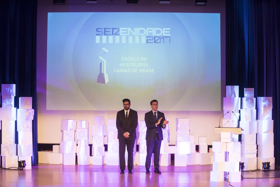 El Presidente de la Xunta, Alberto N. Feijóo, con Luis Pardo en el escenario de la gala. El Presidente de la Xunta, Alberto N. Feijóo, con Luis Pardo en el escenario de la gala.