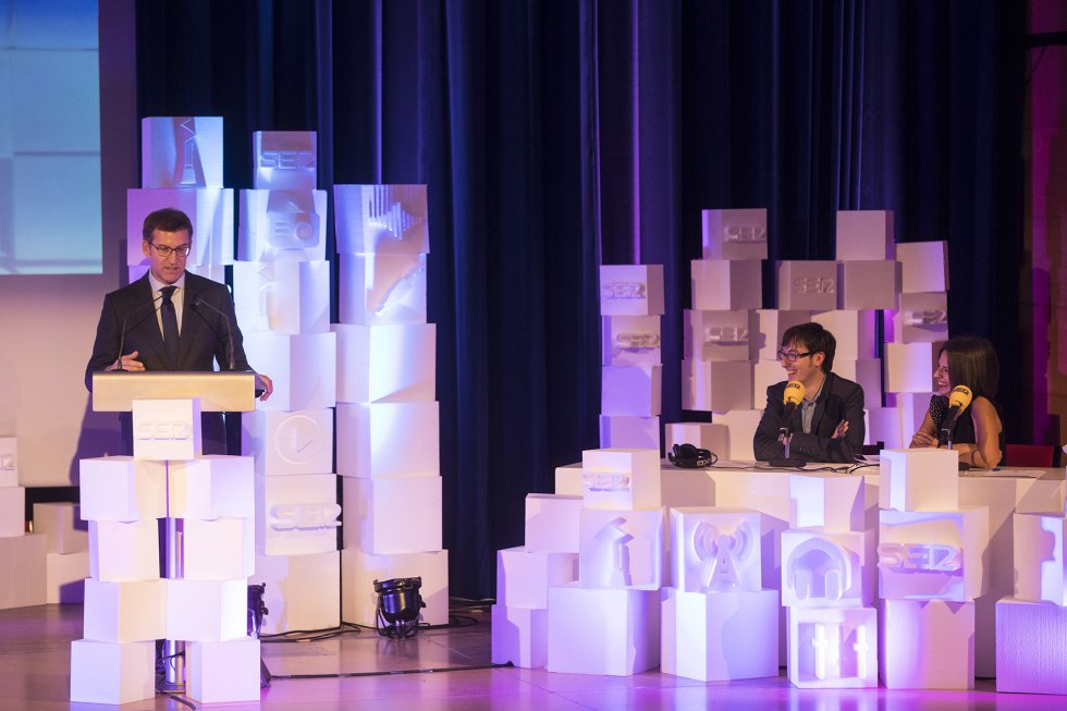 El Presidente Feijóo en su discurso, junto al "estudio" con Richi y Ainhoa. El Presidente Feijóo en su discurso, junto al "estudio" con Richi y Ainhoa.