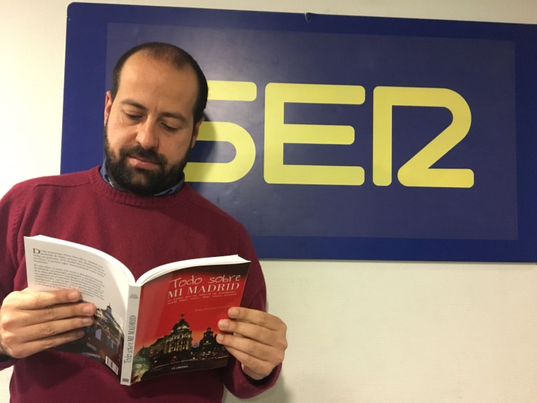 Pedro Sánchez con su libro "Todo sobre mi Madrid"