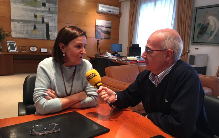 Dolores Gorostiaga entrevistada en su despacho por Pedro Aresti