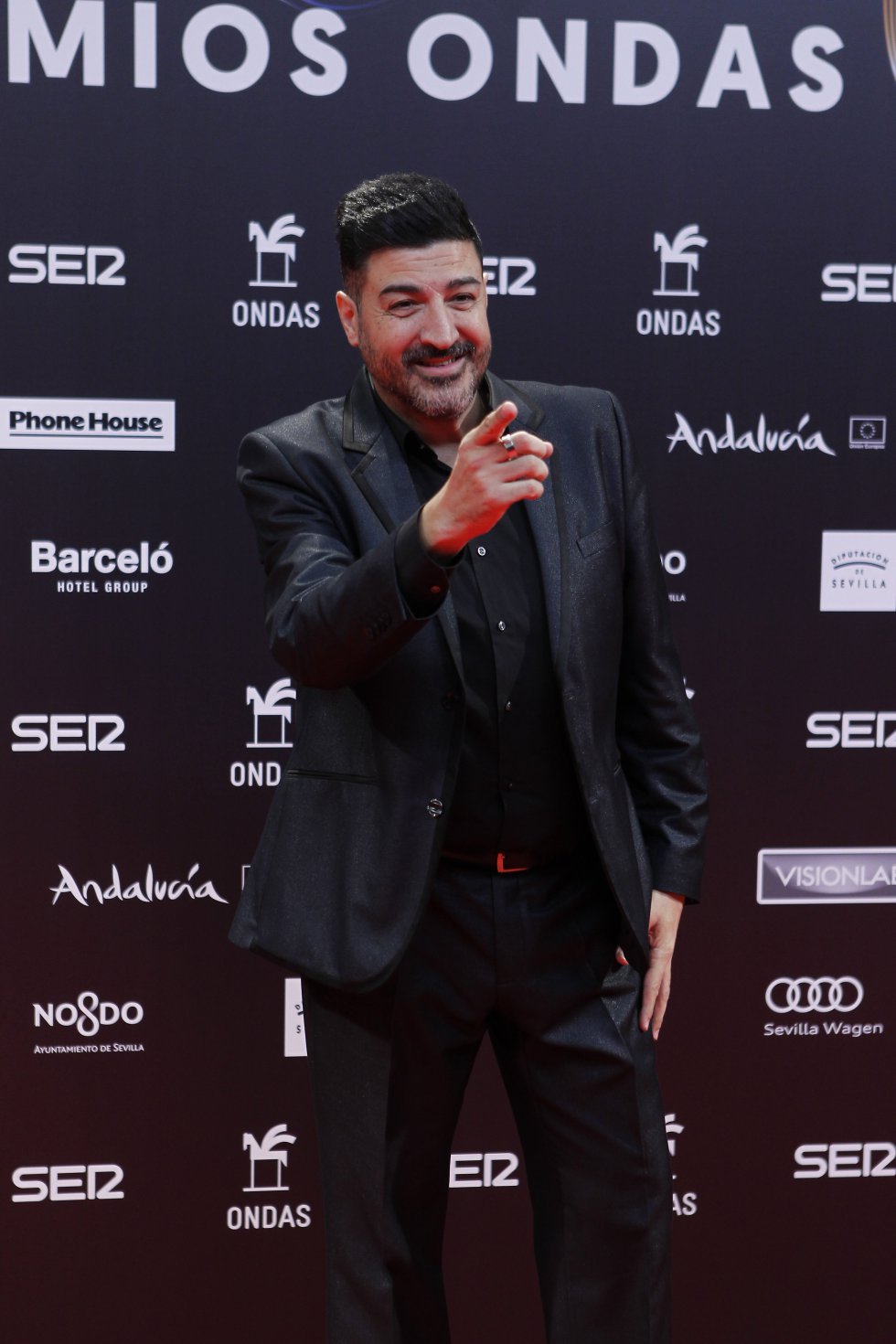 Toni Aguilar saluda a los fotógrafos en el photocall de la 64ª edición de los Ondas Toni Aguilar saluda a los fotógrafos en el photocall de la 64ª edición de los Ondas
