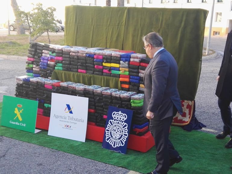 El ministro Juan Ignacio Zoido ante un alijo de cocaína incautado en Valencia