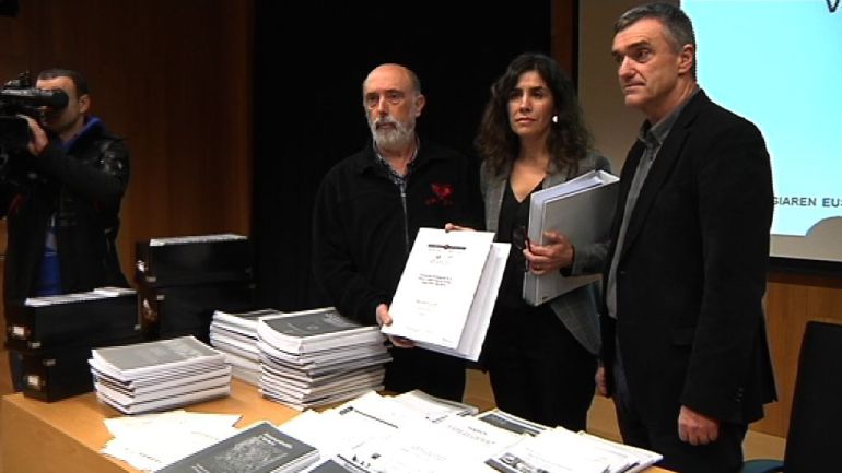 Paco Etxeberria y Laura Pego, autores del informe sobre los casos de torturas registrados en Euskadi, junto al secretario de Paz y Convivencia, Jonan Fernández. 