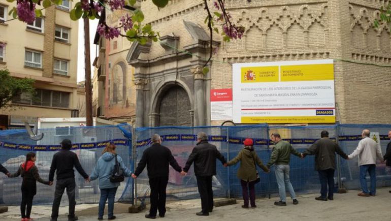 Abrazo a la iglesia de La Magdalena, en Zaragoza, el pasado 26 de marzo de 2017
