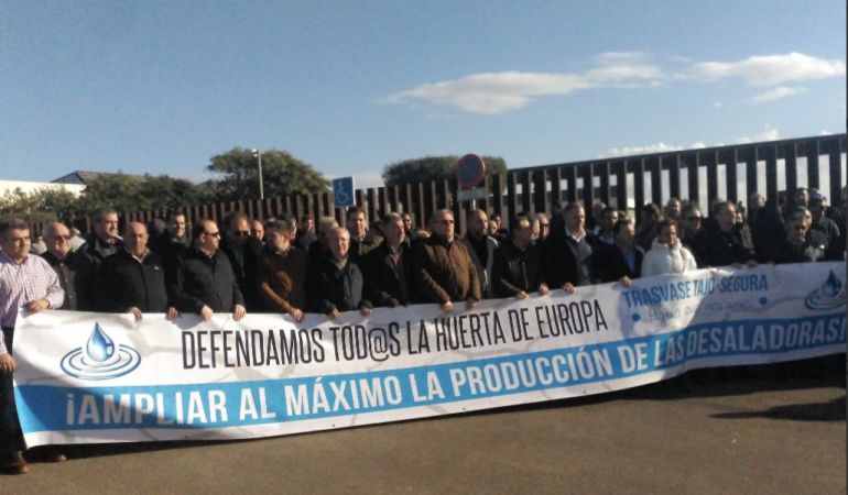 Alicante: Los regantes exigen agua ante la desalinizadora de Torrevieja