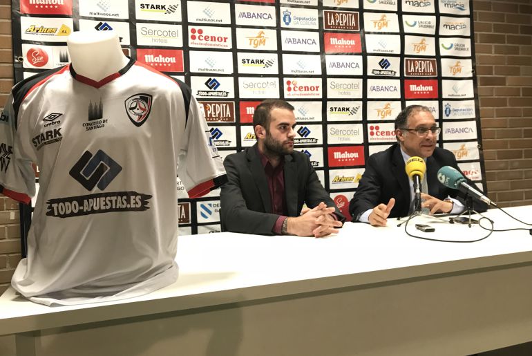 El Santiago Futsal presentó a su patrocinador principal, el foro TODO, que ya lució ante el Xota: Todo al blanco | Radio Galicia |  Cadena SER