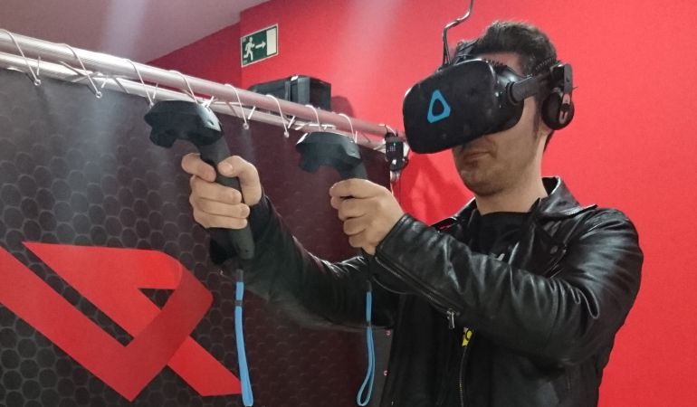 Gafas de realidad virtual y complementos que simulan pistolas