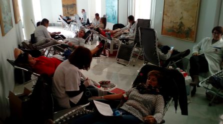 Ciudadanos donando sangre en la sala habilitada en el Ayuntamiento de Cartagena.
