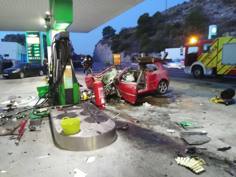 El coche se estrelló contra el surtidor de una gasolinera ubicado en la N340 a su paso por Benicàssim