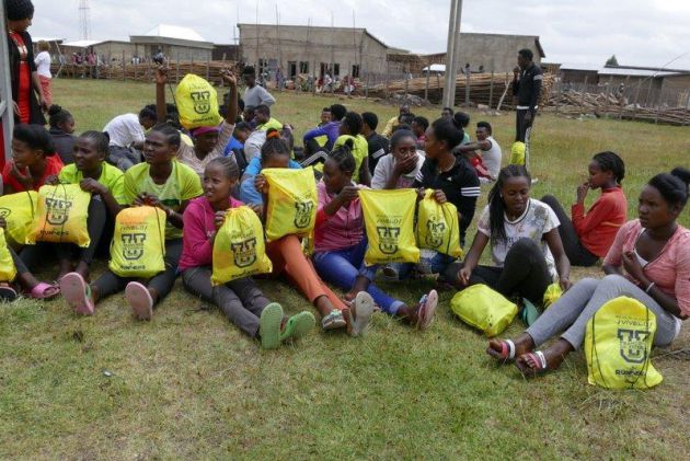 Atletas etíopes con sus bolsas de material donado por Runners for Ethiopia