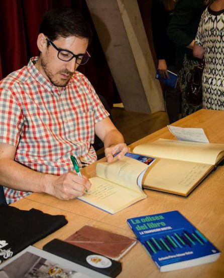 Antonio Adsuar firmando ejemplares de "La odisea del libro"