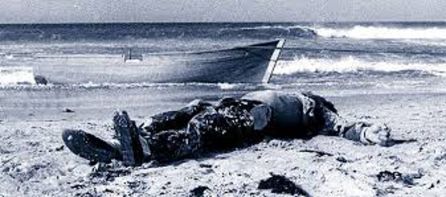 Una fotografía de Ildefonso Sena que ha dado la vuelta al mundo. Un inmigrante aparece muerto en la costa de Tarifa, al fondo la barca.