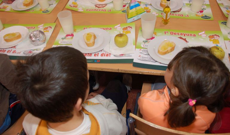 En este programa escolar los pequeños toman un desayuno consistente en un vaso de leche, pan con aceite de oliva y una pieza de fruta
