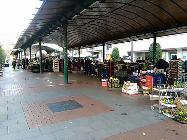 Imagen del Mercado de la Marquesina con la parte izquierda vacía por el cierre de puestos