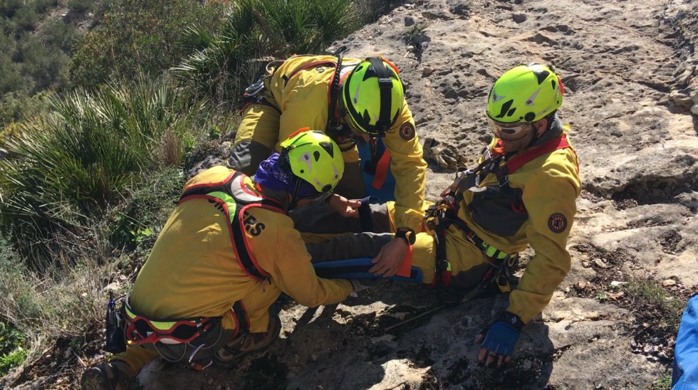 Entrenamiento del Grupo Especial de Rescate en Altura (GERA) del Consorcio Provincial de Bomberos de Valencia y el helicóptero Víctor 1 de la Agencia Valenciana de Seguridad y Respuesta a las Emergencias Entrenamiento del Grupo Especial de Rescate en Altura (GERA) del Consorcio Provincial de Bomberos de Valencia y el helicóptero Víctor 1 de la Agencia Valenciana de Seguridad y Respuesta a las Emergencias