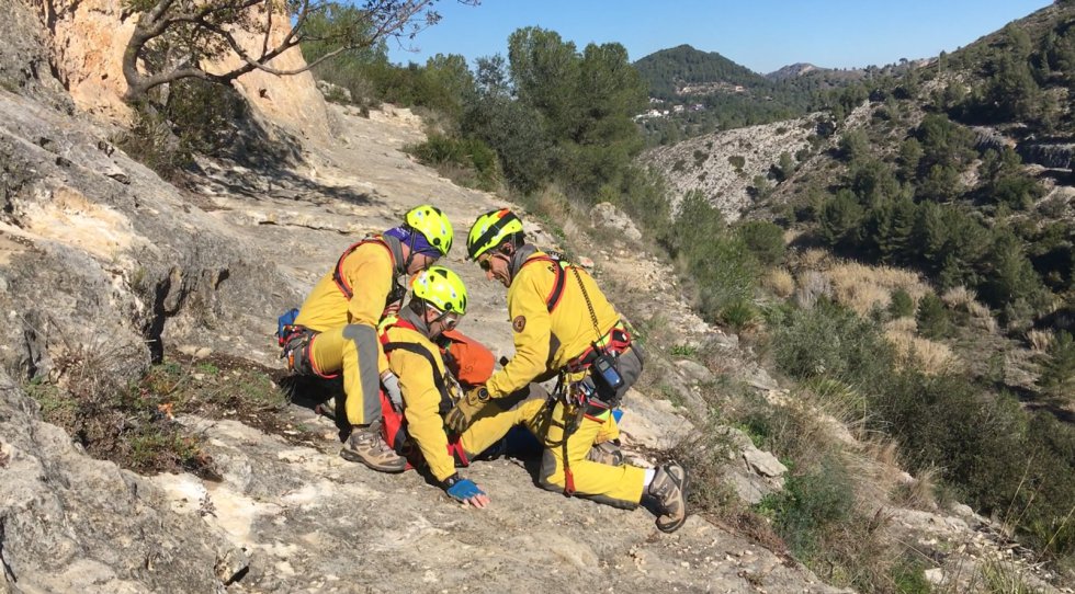 Entrenamiento del Grupo Especial de Rescate en Altura (GERA) del Consorcio Provincial de Bomberos de Valencia y el helicóptero Víctor 1 de la Agencia Valenciana de Seguridad y Respuesta a las Emergencias Entrenamiento del Grupo Especial de Rescate en Altura (GERA) del Consorcio Provincial de Bomberos de Valencia y el helicóptero Víctor 1 de la Agencia Valenciana de Seguridad y Respuesta a las Emergencias