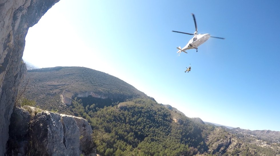 Entrenamiento del Grupo Especial de Rescate en Altura (GERA) del Consorcio Provincial de Bomberos de Valencia y el helicóptero Víctor 1 de la Agencia Valenciana de Seguridad y Respuesta a las Emergencias Entrenamiento del Grupo Especial de Rescate en Altura (GERA) del Consorcio Provincial de Bomberos de Valencia y el helicóptero Víctor 1 de la Agencia Valenciana de Seguridad y Respuesta a las Emergencias