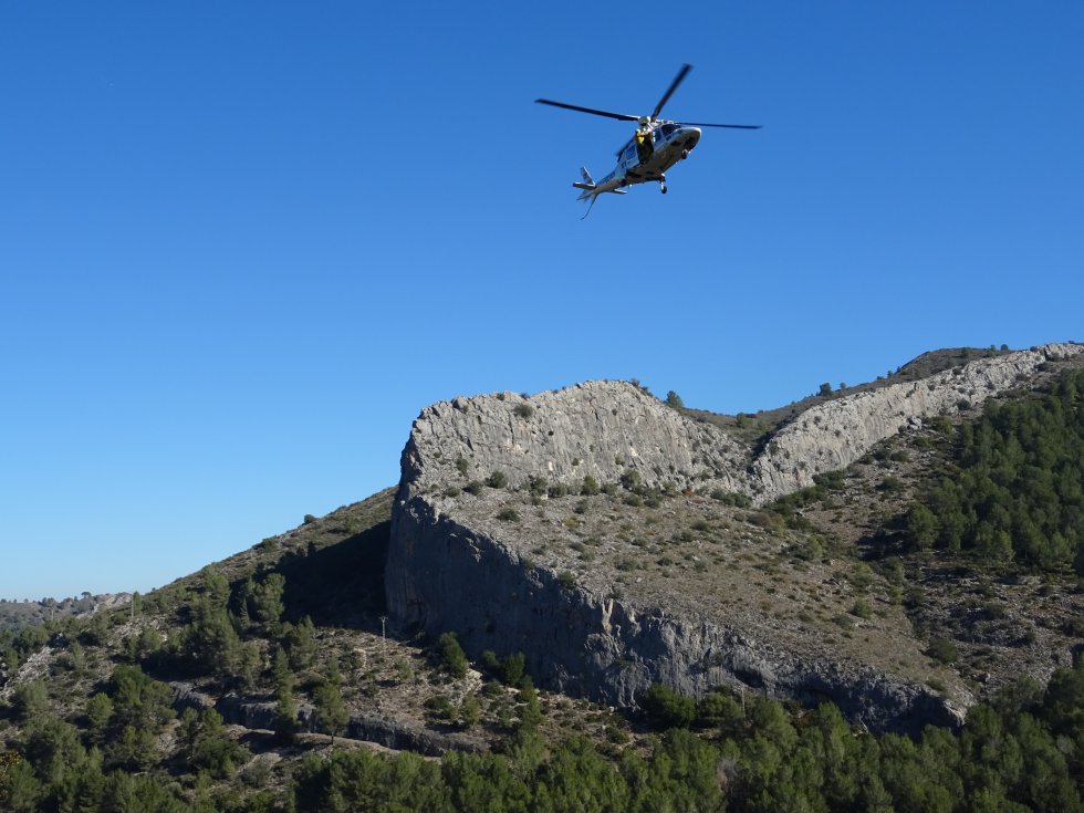 Entrenamiento del Grupo Especial de Rescate en Altura (GERA) del Consorcio Provincial de Bomberos de Valencia y el helicóptero Víctor 1 de la Agencia Valenciana de Seguridad y Respuesta a las Emergencias Entrenamiento del Grupo Especial de Rescate en Altura (GERA) del Consorcio Provincial de Bomberos de Valencia y el helicóptero Víctor 1 de la Agencia Valenciana de Seguridad y Respuesta a las Emergencias