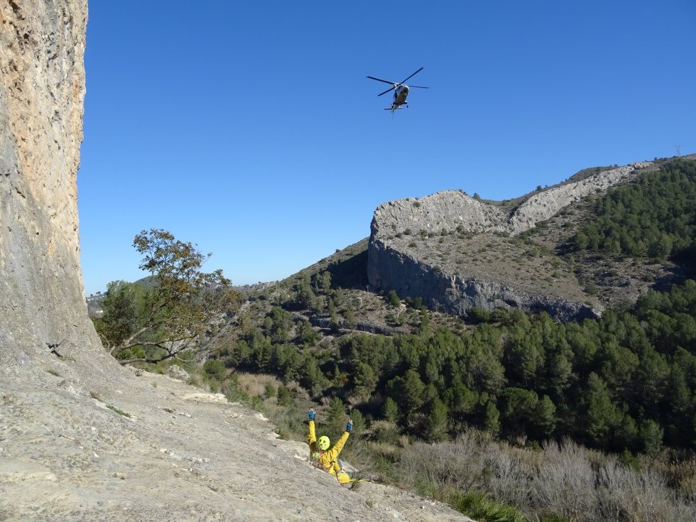 Entrenamiento del Grupo Especial de Rescate en Altura (GERA) del Consorcio Provincial de Bomberos de Valencia y el helicóptero Víctor 1 de la Agencia Valenciana de Seguridad y Respuesta a las Emergencias Entrenamiento del Grupo Especial de Rescate en Altura (GERA) del Consorcio Provincial de Bomberos de Valencia y el helicóptero Víctor 1 de la Agencia Valenciana de Seguridad y Respuesta a las Emergencias