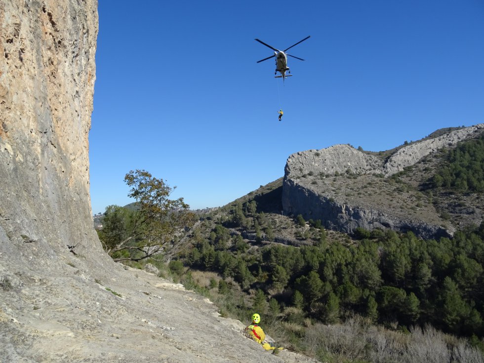 Entrenamiento del Grupo Especial de Rescate en Altura (GERA) del Consorcio Provincial de Bomberos de Valencia y el helicóptero Víctor 1 de la Agencia Valenciana de Seguridad y Respuesta a las Emergencias Entrenamiento del Grupo Especial de Rescate en Altura (GERA) del Consorcio Provincial de Bomberos de Valencia y el helicóptero Víctor 1 de la Agencia Valenciana de Seguridad y Respuesta a las Emergencias