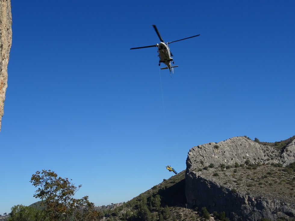 Entrenamiento del Grupo Especial de Rescate en Altura (GERA) del Consorcio Provincial de Bomberos de Valencia y el helicóptero Víctor 1 de la Agencia Valenciana de Seguridad y Respuesta a las Emergencias Entrenamiento del Grupo Especial de Rescate en Altura (GERA) del Consorcio Provincial de Bomberos de Valencia y el helicóptero Víctor 1 de la Agencia Valenciana de Seguridad y Respuesta a las Emergencias