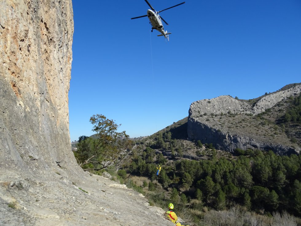 Entrenamiento del Grupo Especial de Rescate en Altura (GERA) del Consorcio Provincial de Bomberos de Valencia y el helicóptero Víctor 1 de la Agencia Valenciana de Seguridad y Respuesta a las Emergencias Entrenamiento del Grupo Especial de Rescate en Altura (GERA) del Consorcio Provincial de Bomberos de Valencia y el helicóptero Víctor 1 de la Agencia Valenciana de Seguridad y Respuesta a las Emergencias