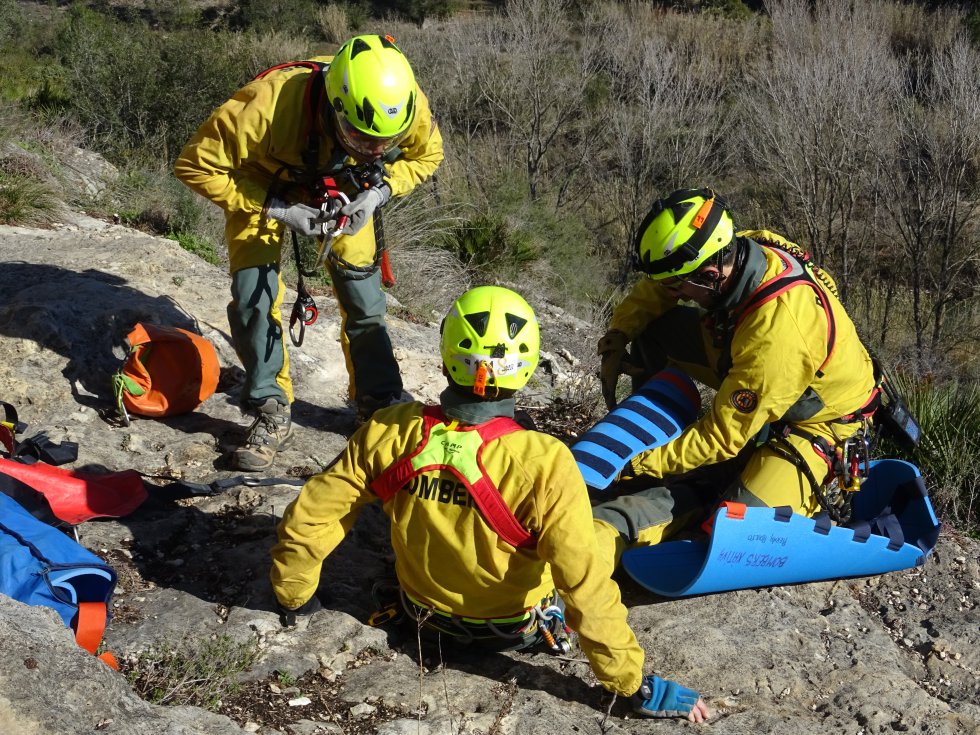 Entrenamiento del Grupo Especial de Rescate en Altura (GERA) del Consorcio Provincial de Bomberos de Valencia y el helicóptero Víctor 1 de la Agencia Valenciana de Seguridad y Respuesta a las Emergencias Entrenamiento del Grupo Especial de Rescate en Altura (GERA) del Consorcio Provincial de Bomberos de Valencia y el helicóptero Víctor 1 de la Agencia Valenciana de Seguridad y Respuesta a las Emergencias